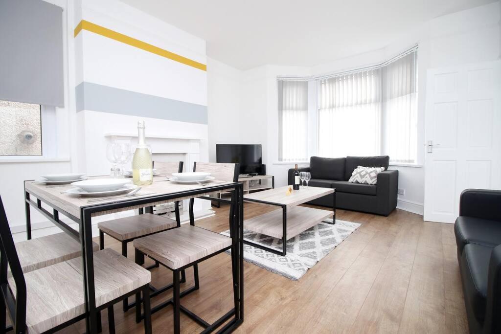 Villa Holiday House For 7 Guests, Free Wi-Fi & Self Check-In Explore Newport Exterior foto