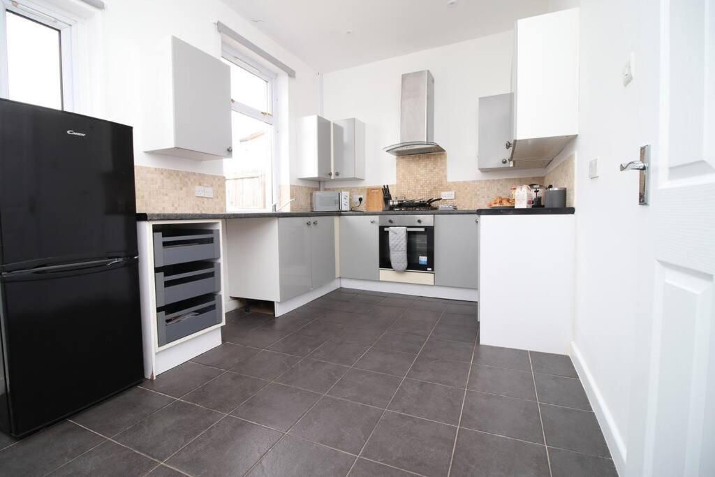 Villa Holiday House For 7 Guests, Free Wi-Fi & Self Check-In Explore Newport Exterior foto
