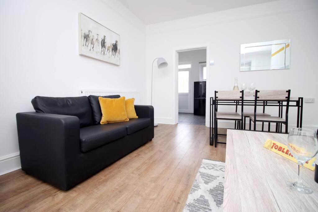 Villa Holiday House For 7 Guests, Free Wi-Fi & Self Check-In Explore Newport Exterior foto