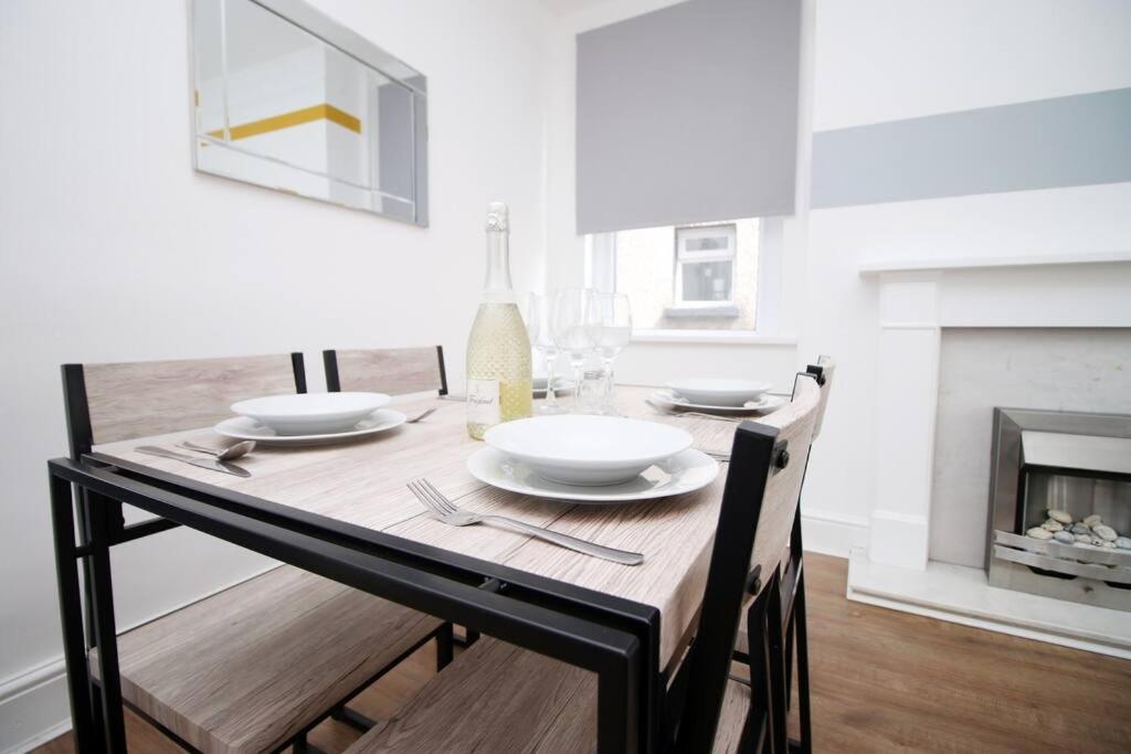 Villa Holiday House For 7 Guests, Free Wi-Fi & Self Check-In Explore Newport Exterior foto