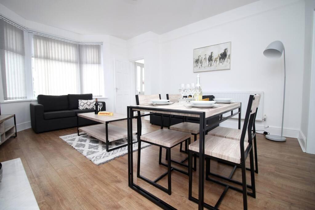 Villa Holiday House For 7 Guests, Free Wi-Fi & Self Check-In Explore Newport Exterior foto