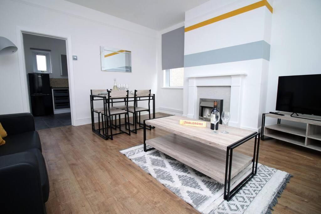 Villa Holiday House For 7 Guests, Free Wi-Fi & Self Check-In Explore Newport Exterior foto